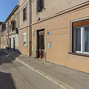  Apartment Rich